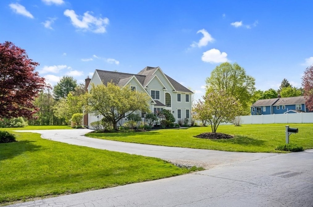 132 Pleasant St, Northborough MA 01532-1736 exterior