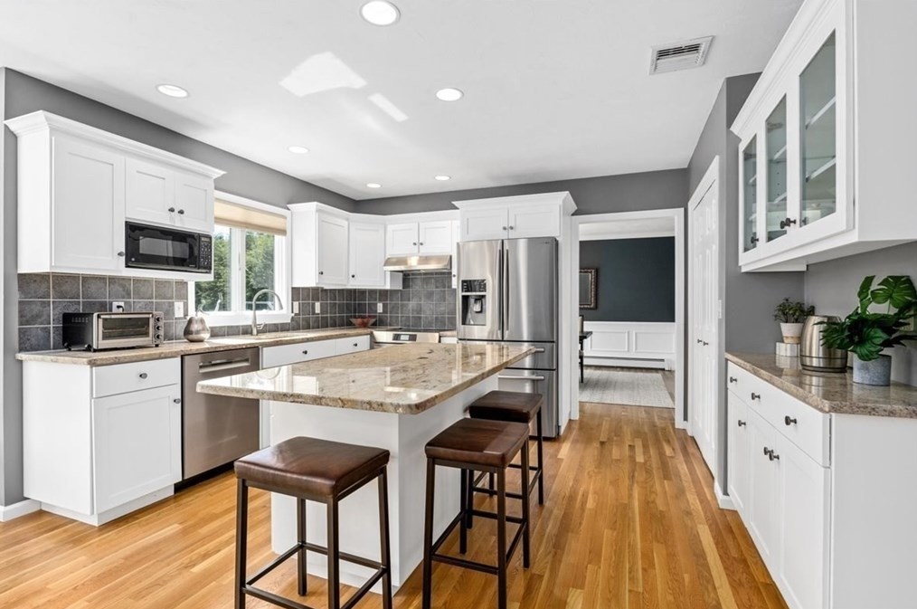 132 Pleasant St, Northborough MA 01532-1736 exterior