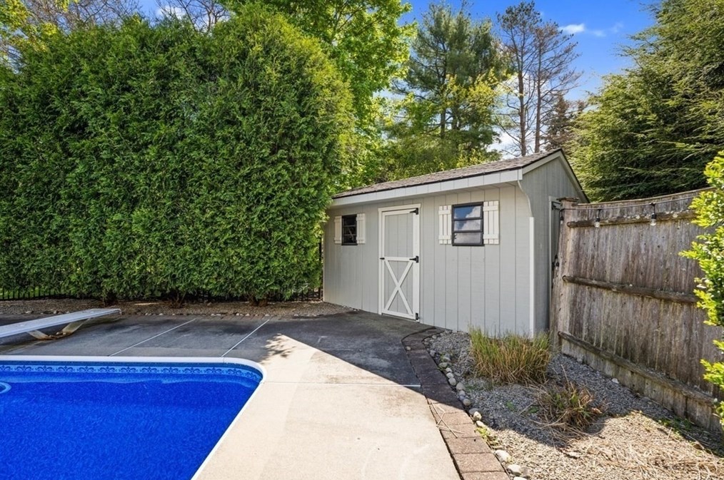 132 Pleasant St, Northborough MA 01532-1736 exterior