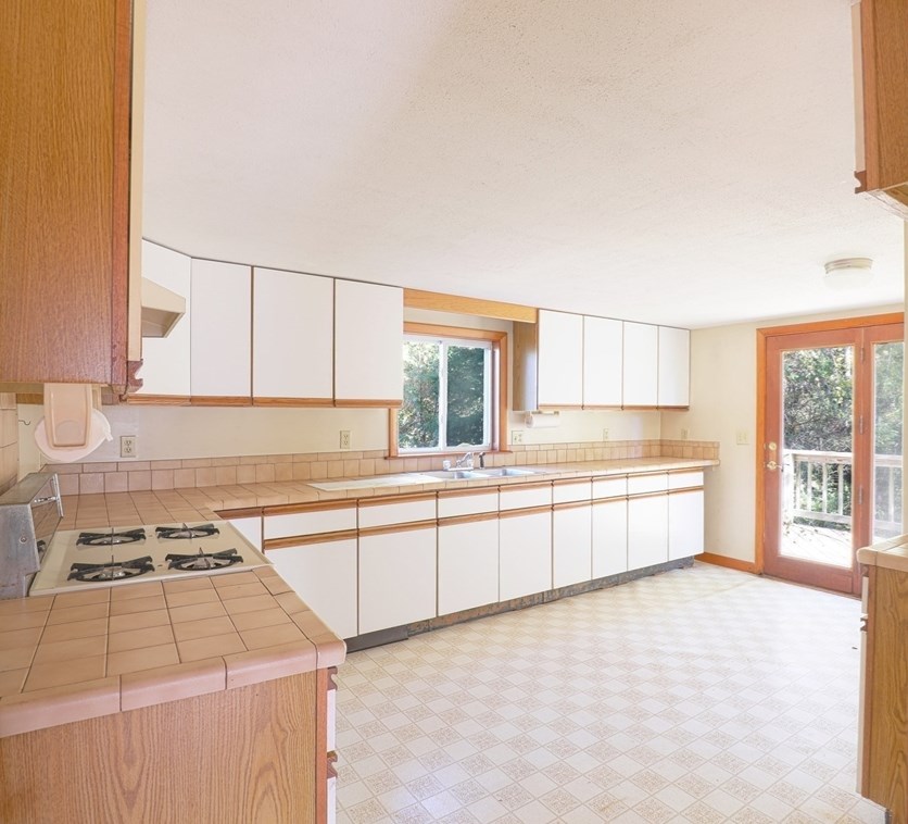 827 Shr Rd, Bourne MA 02559-1703 exterior