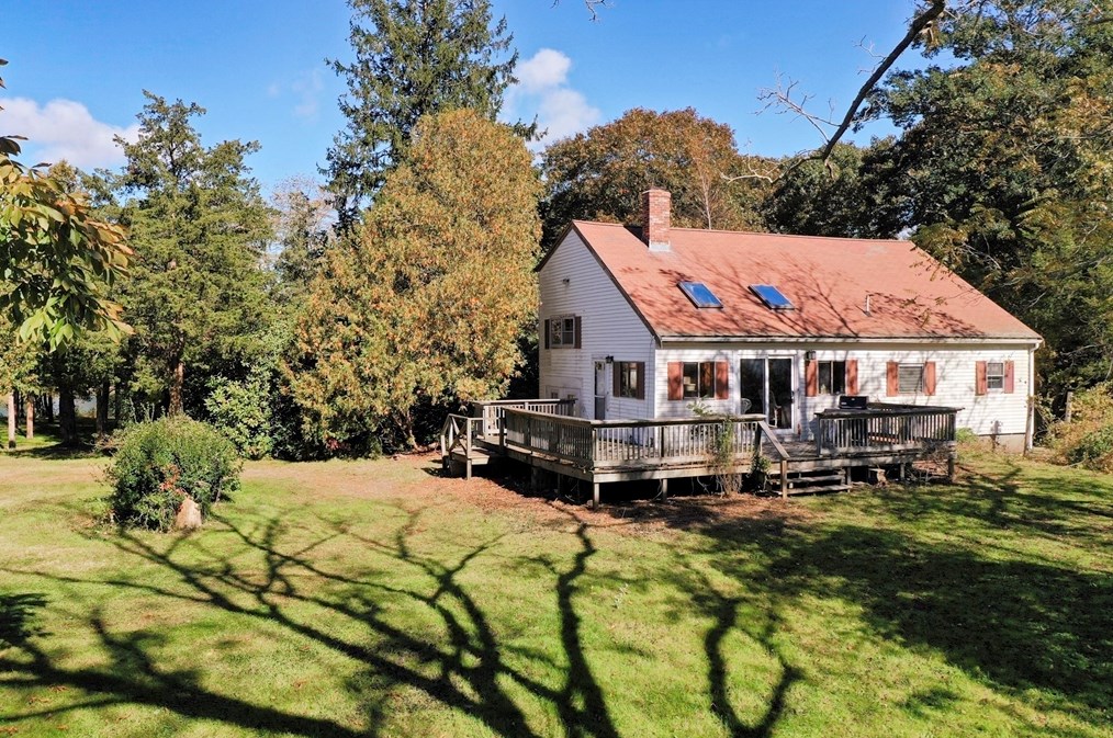 827 Shr Rd, Bourne MA 02559-1703 exterior