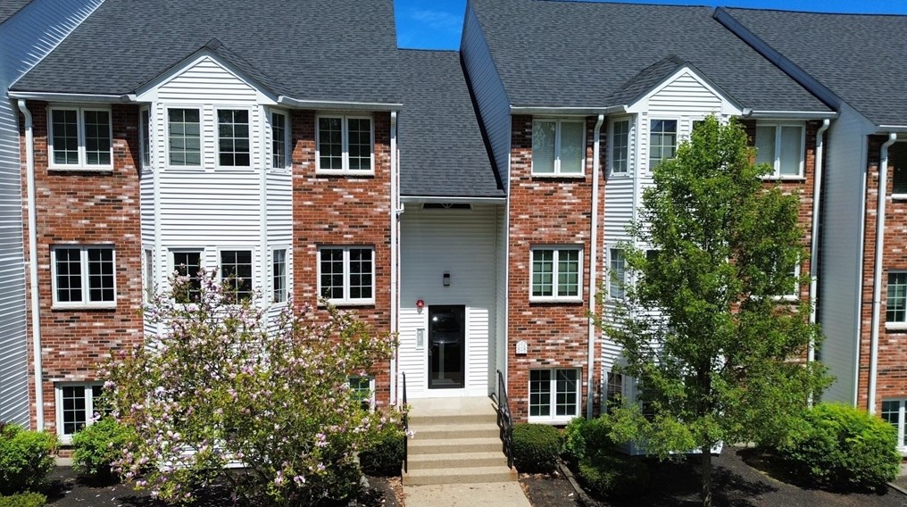 122 Tall Oaks Dr, Weymouth, MA 02190-3520