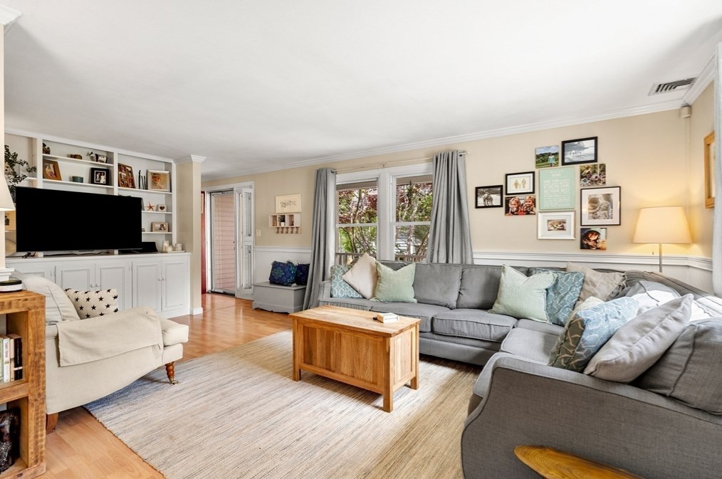 45 Evans Rd, Marblehead MA 01945-2447 exterior