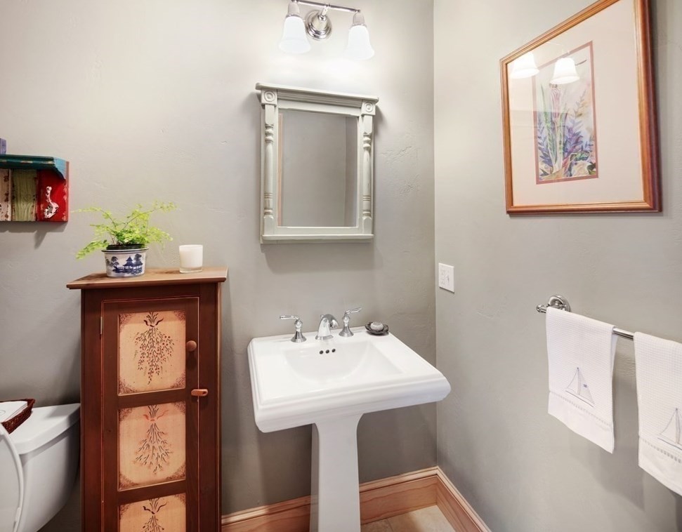 5 Llewellyn Way, Marthas Vineyard MA 02539-7135 exterior