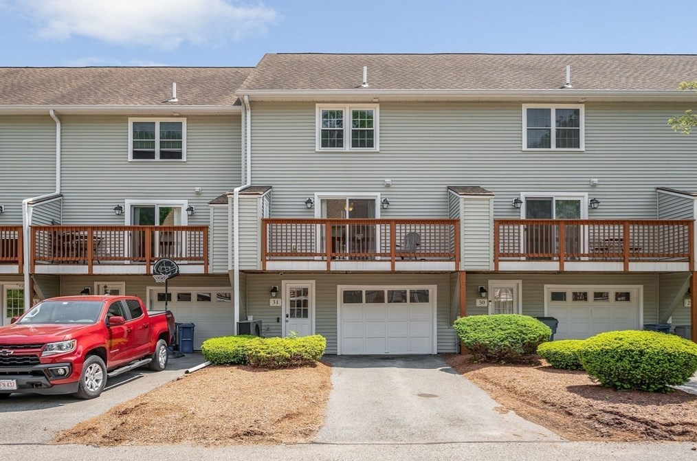 31 Patrick Rd, Tewksbury MA  01876-4701 exterior