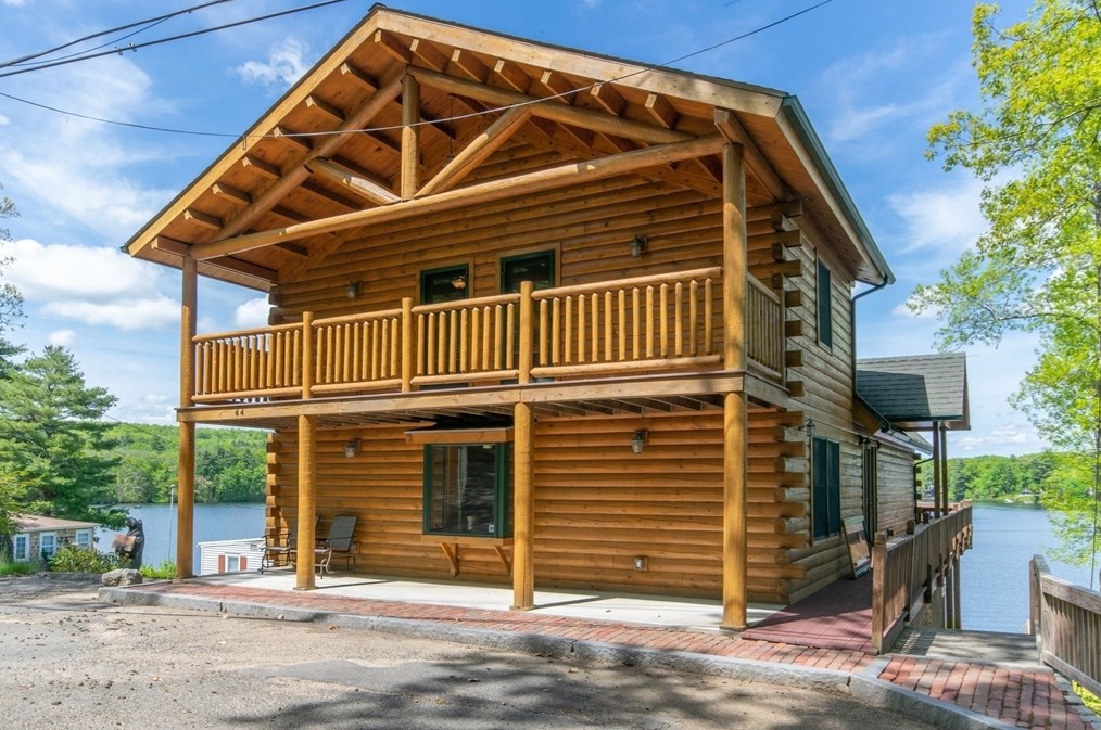 44 3rd St, Brimfield, MA 01010