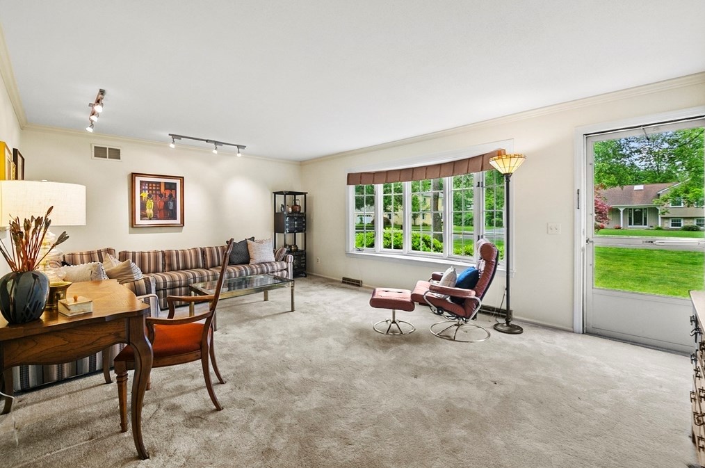 196 Coventry Ln, Springfield, MA 01106