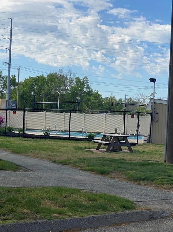 47 Colony Rd, West Springfield MA 01089-4054 exterior