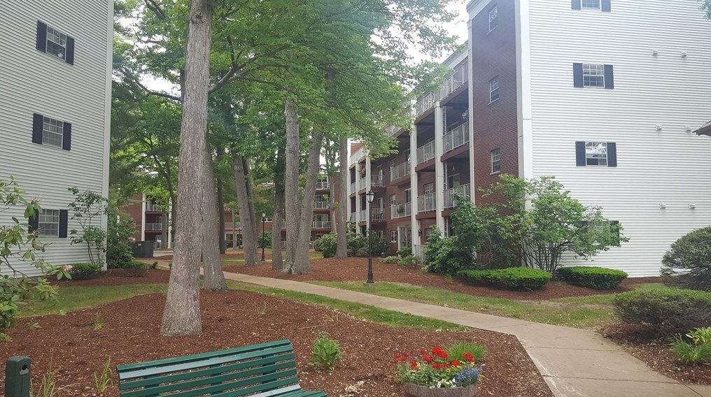 25 Greentree Ln, Weymouth MA 02190-2052 exterior