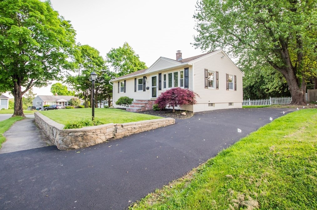 17 Wedgewood Rd, Worcester, MA 01602