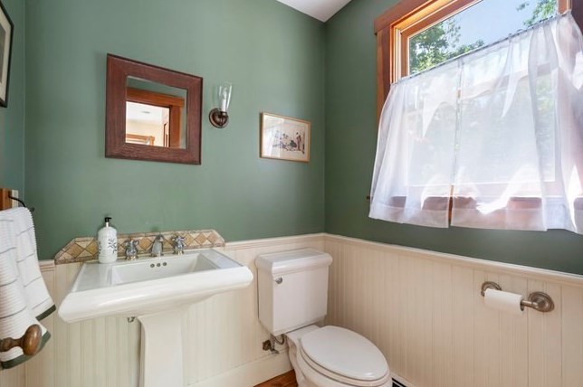 35 Chapel St, Duxbury MA 02332-3822 exterior