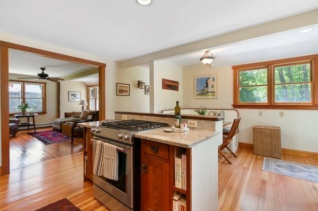 35 Chapel St, Duxbury MA 02332-3822 exterior