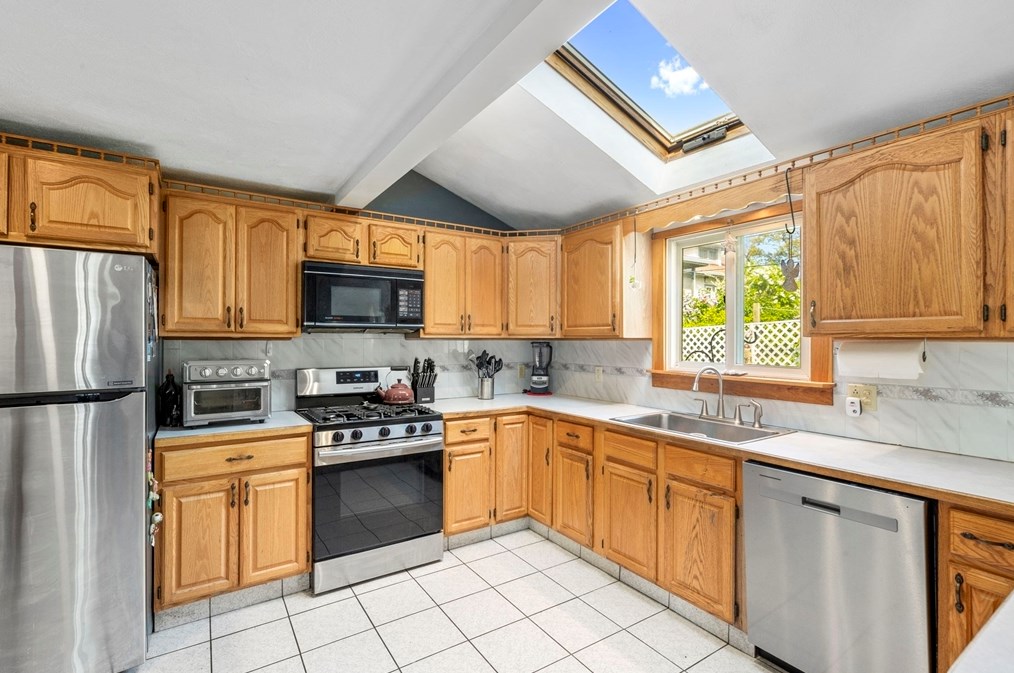 13 6th St, Wareham, MA 02571