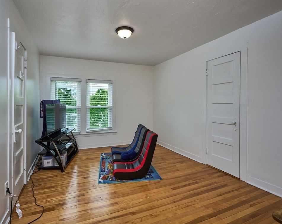 56 Moore Ave, Worcester MA 01602-1820 exterior