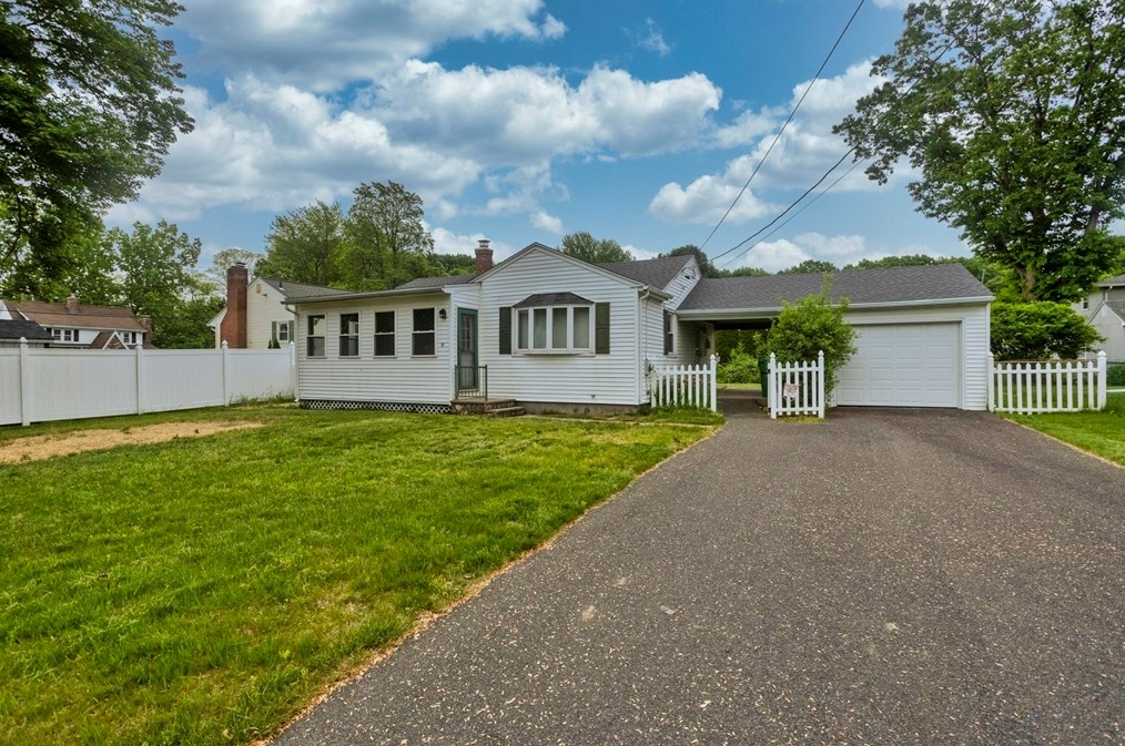 11 Calvin St, Chicopee, MA 01013