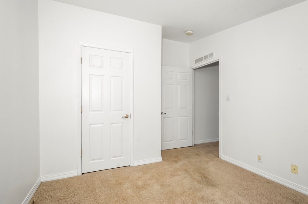 17 Constitution Ave, Warren MA  01083-9704 exterior