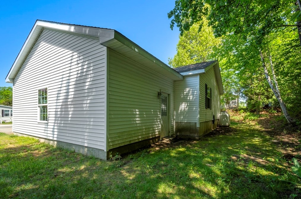 17 Constitution Ave, Warren MA  01083-9704 exterior