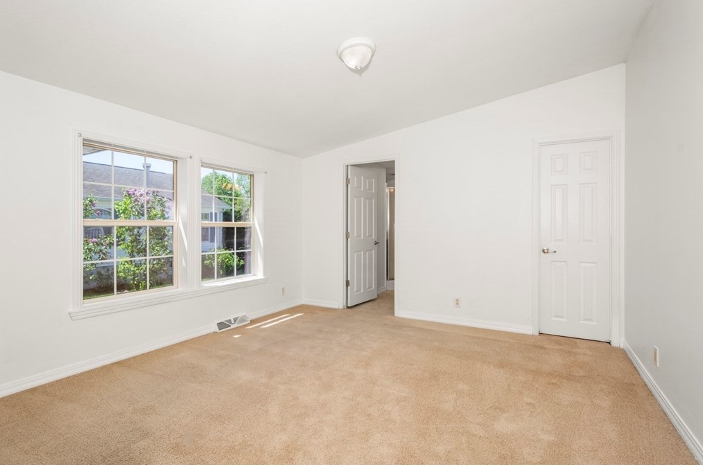 17 Constitution Ave, Warren MA  01083-9704 exterior