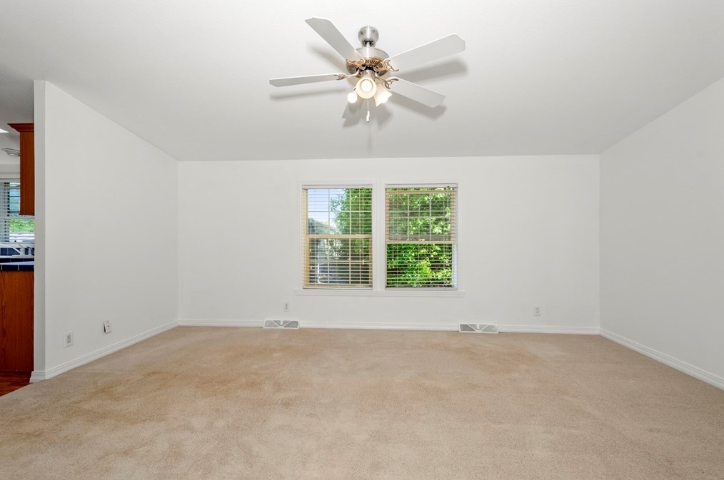 17 Constitution Ave, Warren MA  01083-9704 exterior