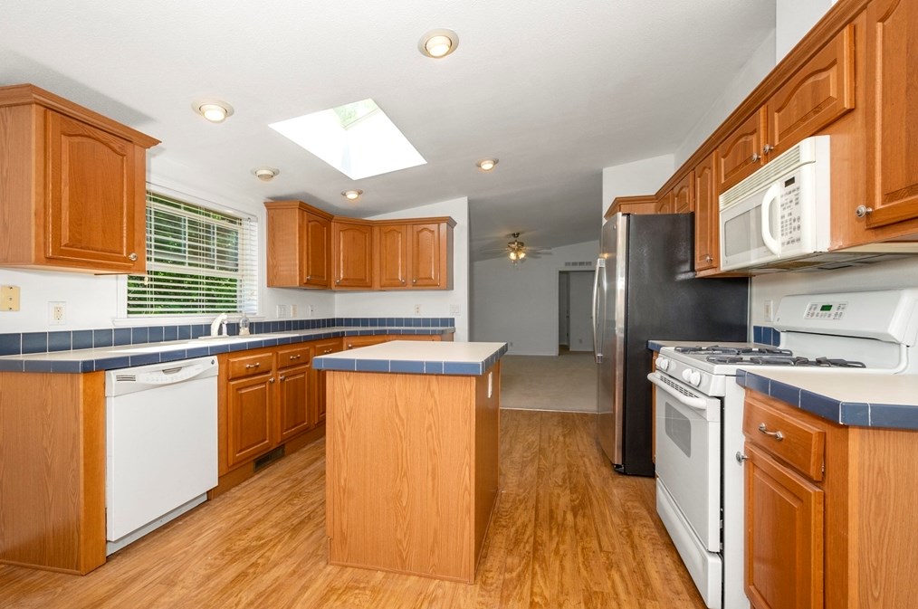 17 Constitution Ave, Warren MA  01083-9704 exterior