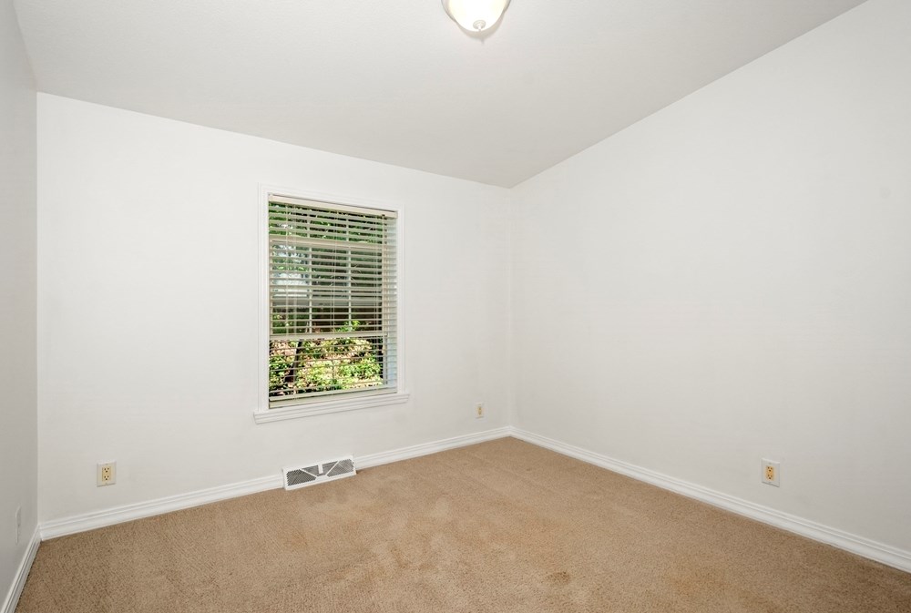 17 Constitution Ave, Warren MA  01083-9704 exterior