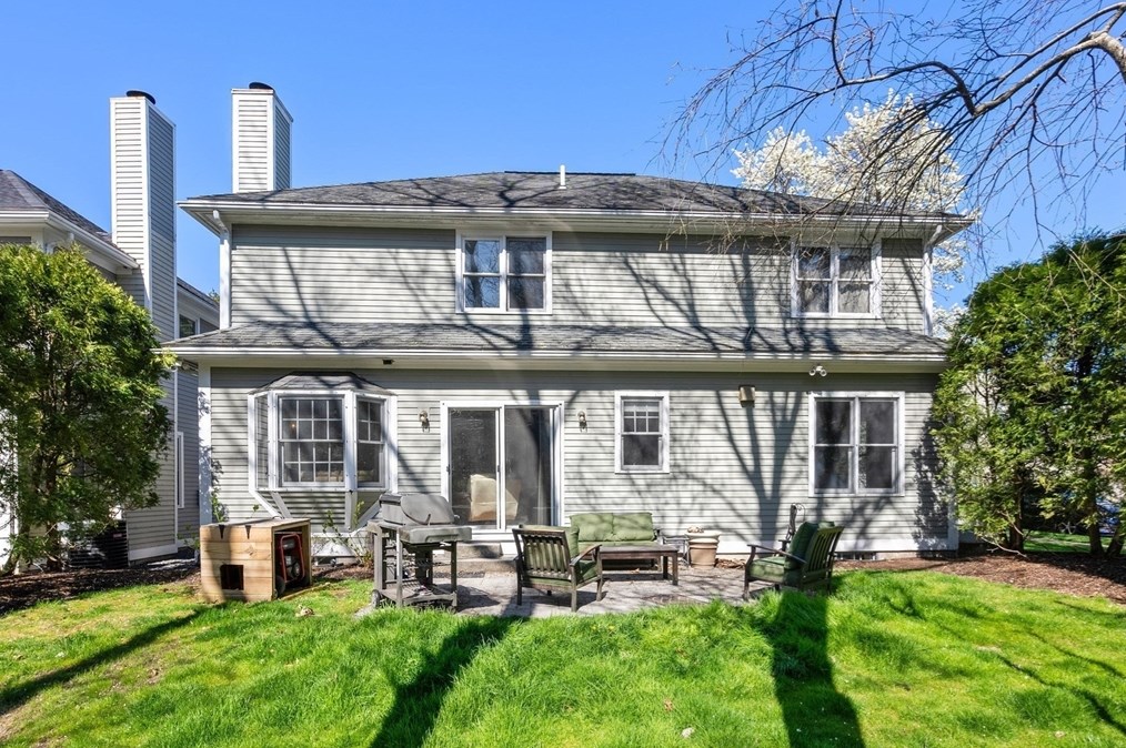 2 Dickson Ln, Weston, MA 02493 exterior