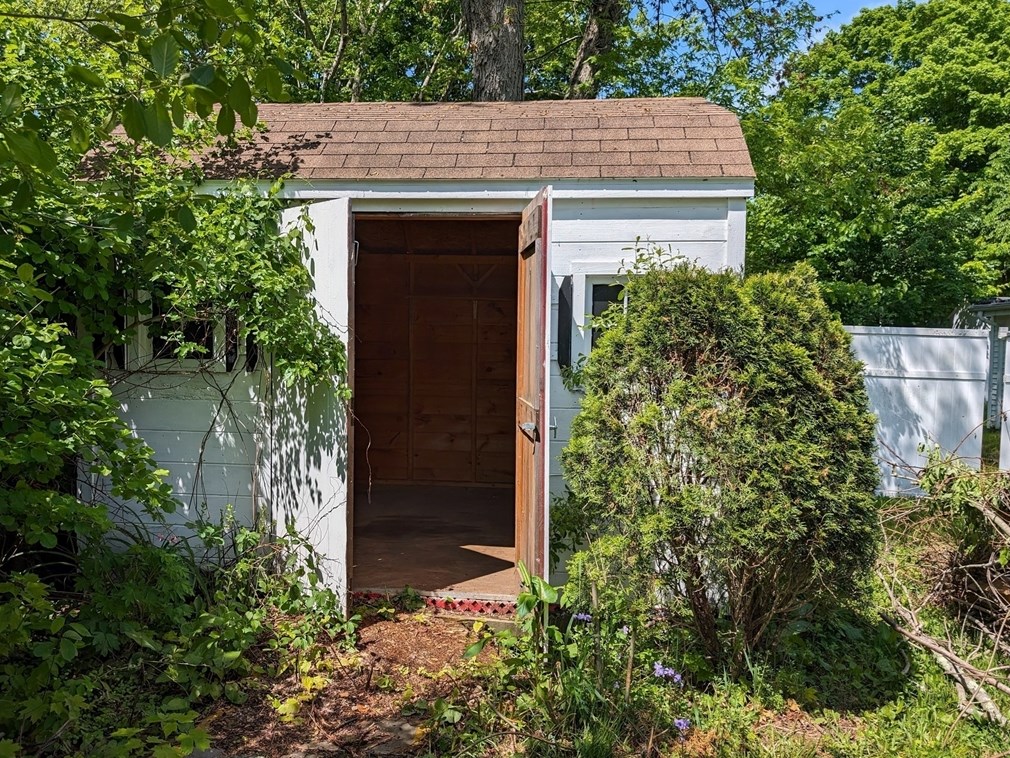 97 Hebron Ave, Seekonk MA 02771-2101 exterior