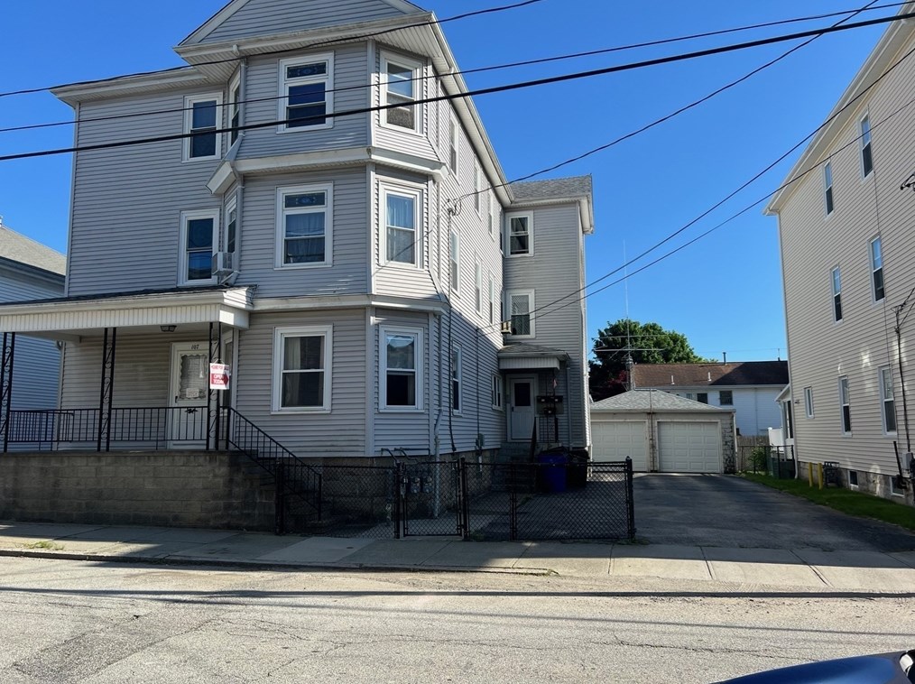 107 Barnes St, Fall River MA 02723-3227 exterior