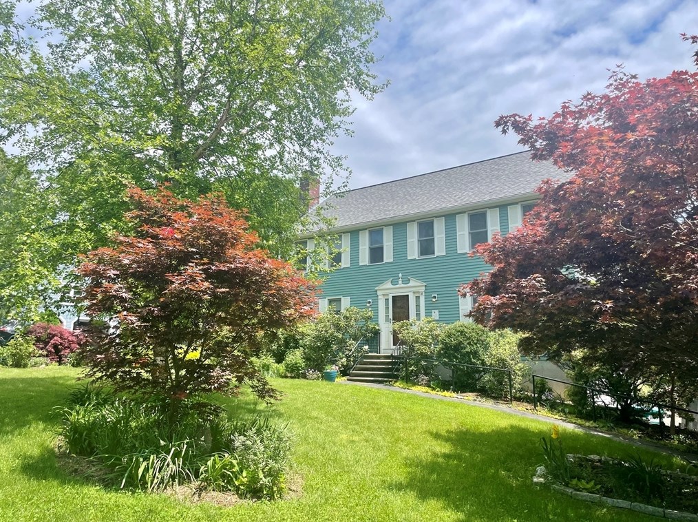 37 Brookside Dr, Uxbridge, MA 01569-1118