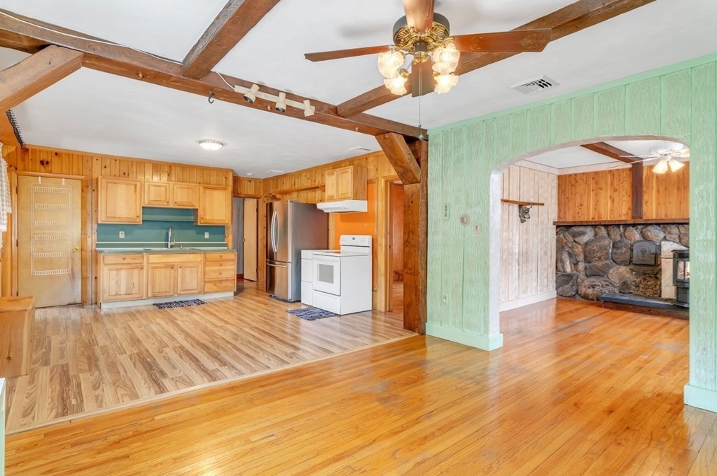 64 Stewart St, Chicopee MA 01020-1050 exterior