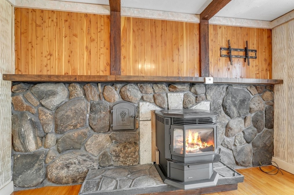 64 Stewart St, Chicopee MA 01020-1050 exterior