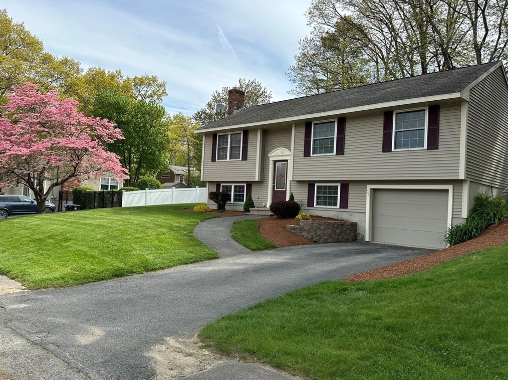 59 Bennett St, Hudson, MA 01749-1752