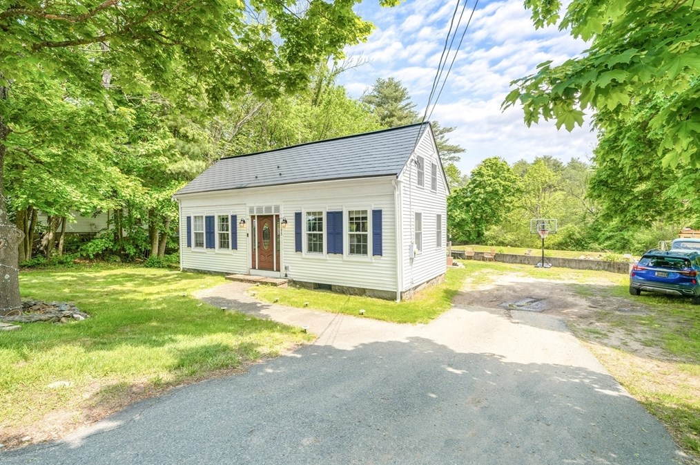 175 Plymouth St, Carver, MA 02330