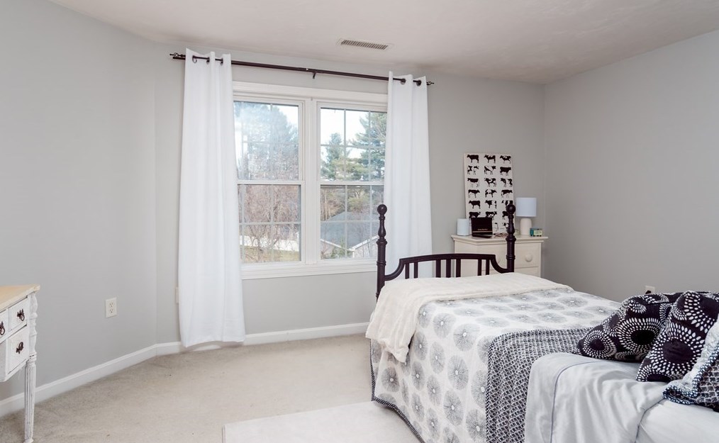 91 Elmshade Dr, Uxbridge MA 01569-1693 exterior