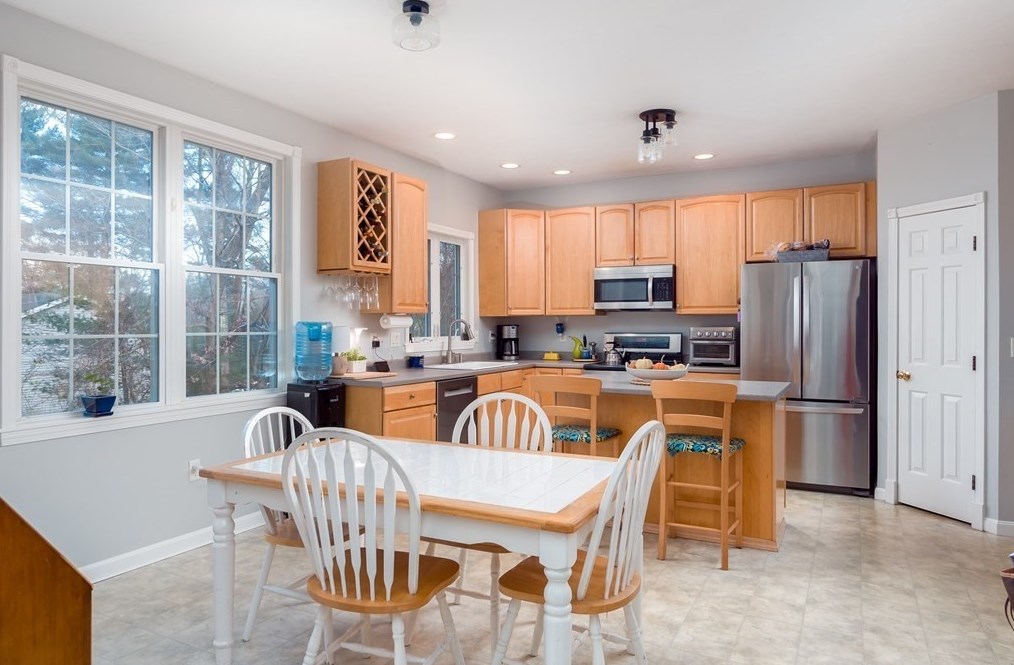 91 Elmshade Dr, Uxbridge MA 01569-1693 exterior