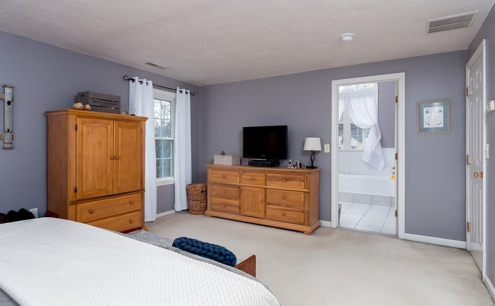 91 Elmshade Dr, Uxbridge MA 01569-1693 exterior