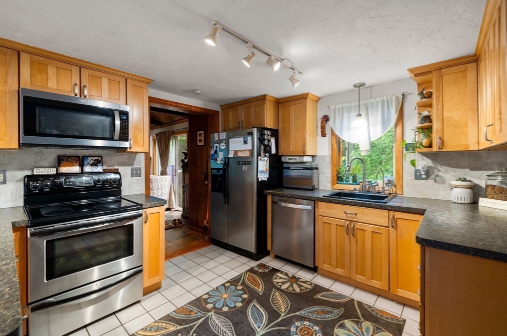 21 Lucys Path, Plymouth, MA 02360