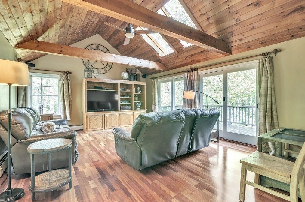 4 Stuart Rd, Rochester, MA 02770