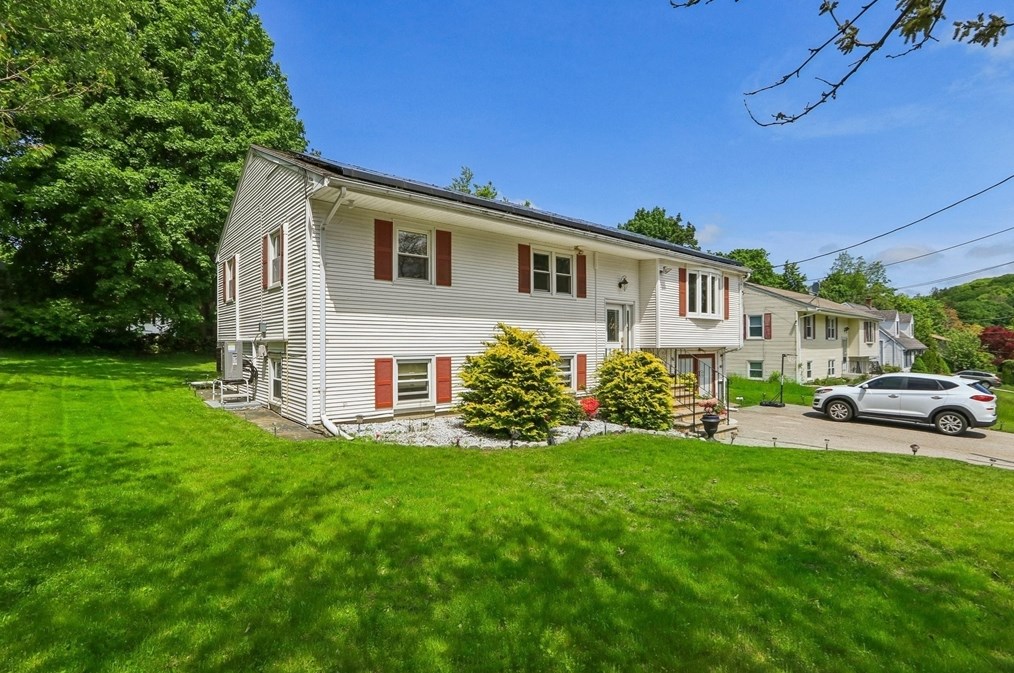 16 Maxdale Rd, Worcester MA 01602-1719 exterior