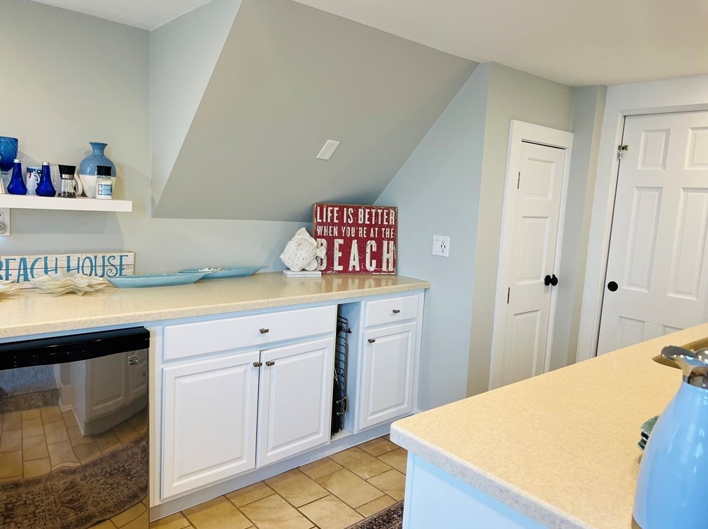 98 Wilson Rd, Nahant MA 01908-1040 exterior