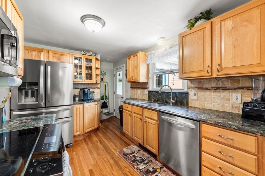 80 Fallon Cir, Braintree MA 02184-3821 exterior