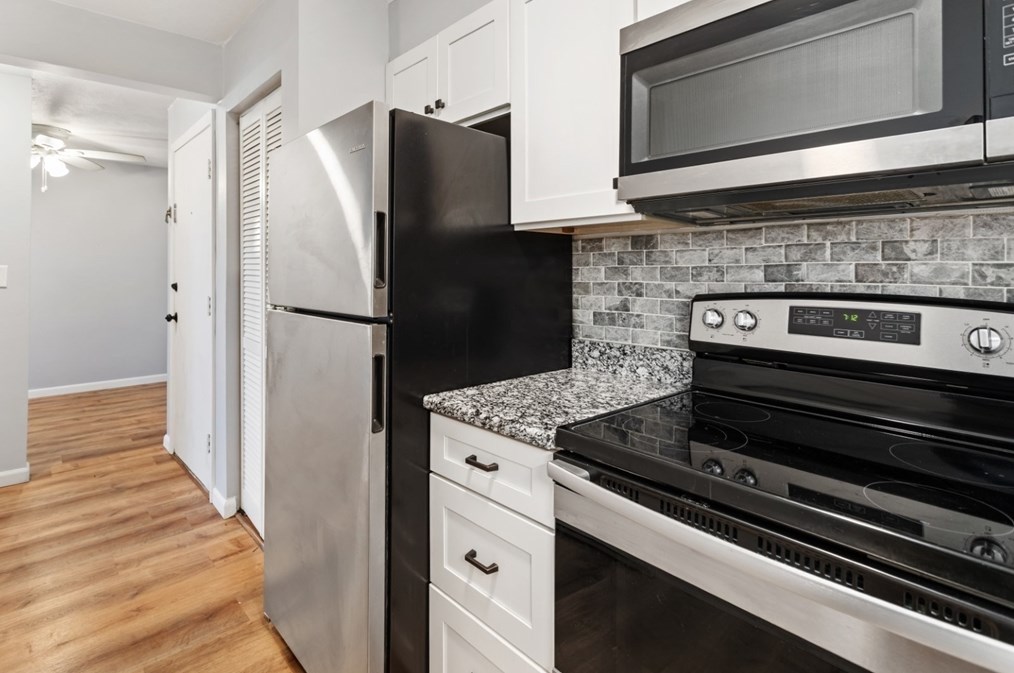 11 Riverside Ave Apt 11, Danvers, MA 01923