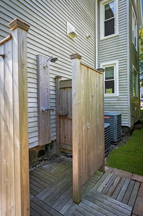 39 Jersey St, Marblehead MA 01945-2414 exterior