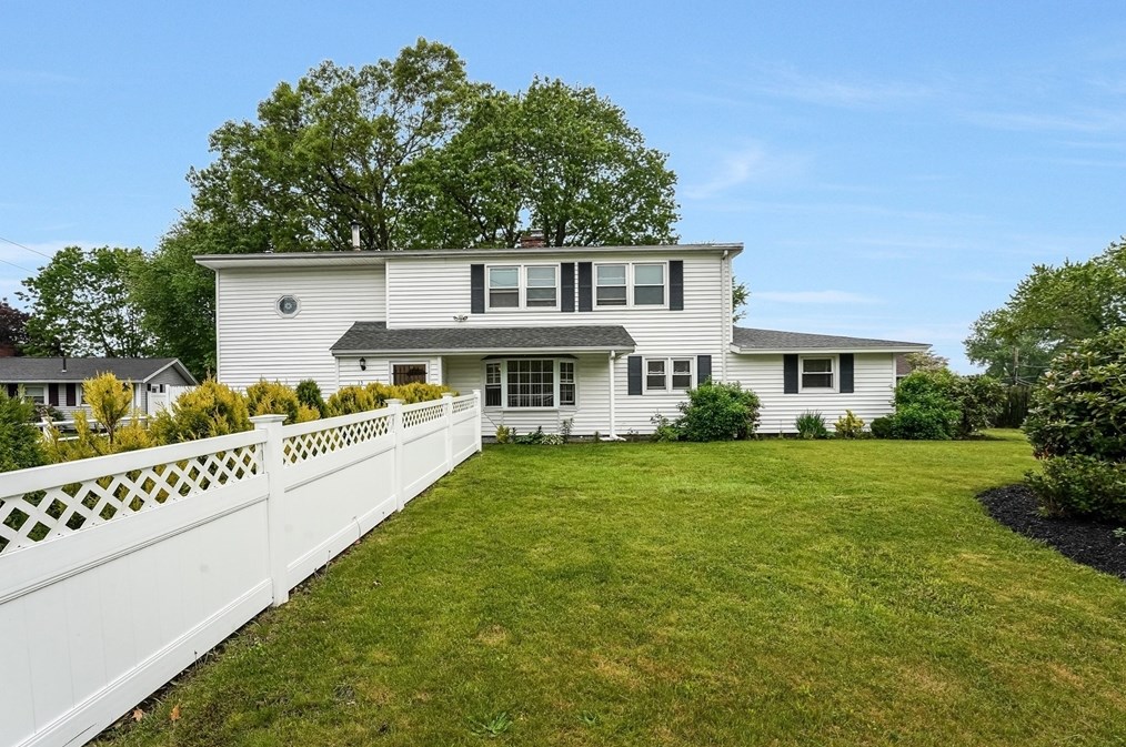 15 Ernest St, Holbrook, MA 02343-1527