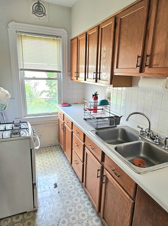 87 Hathaway St, New Bedford MA 02746-2243 exterior