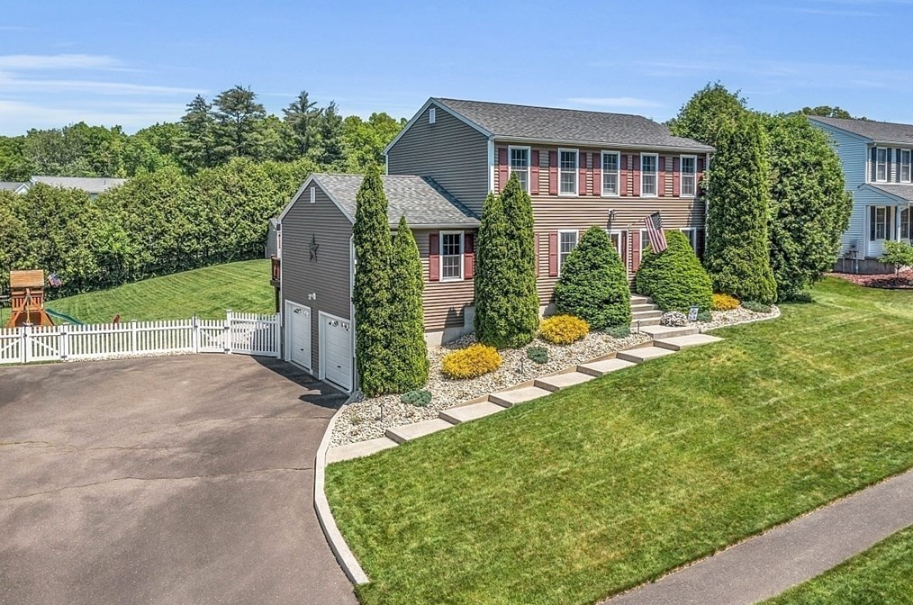 171 Wedgewood Dr, Ludlow, MA 01056 exterior