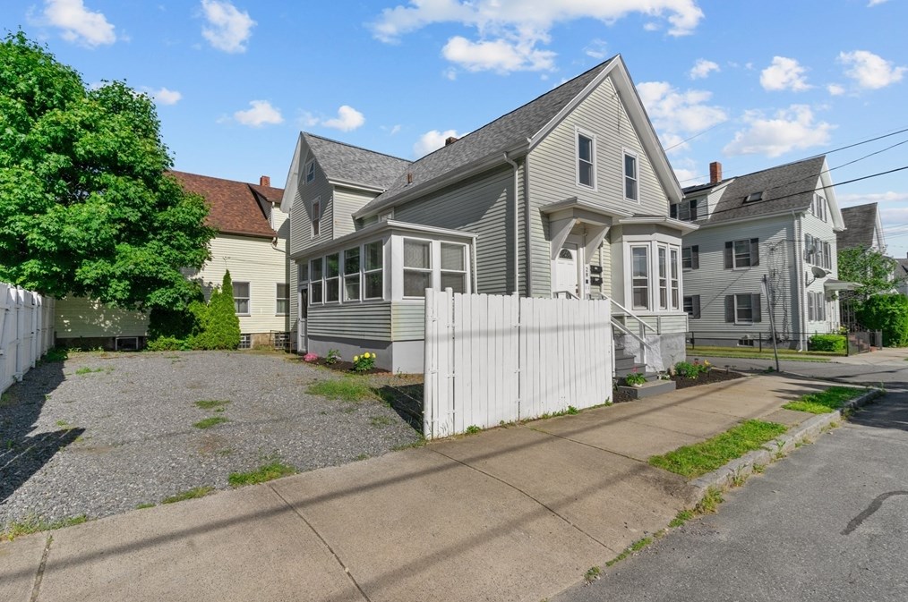 28 Borden St, New Bedford MA 02740-3317 exterior