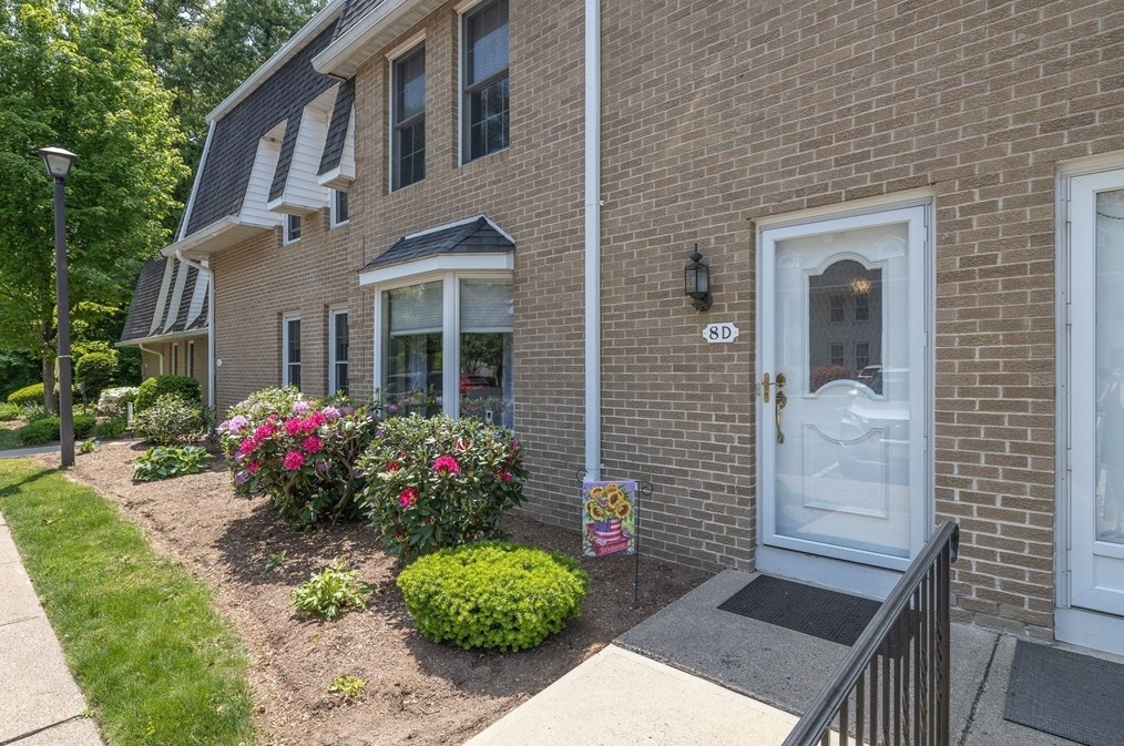 8 Mansion Woods Dr, Agawam, MA 01001-2398