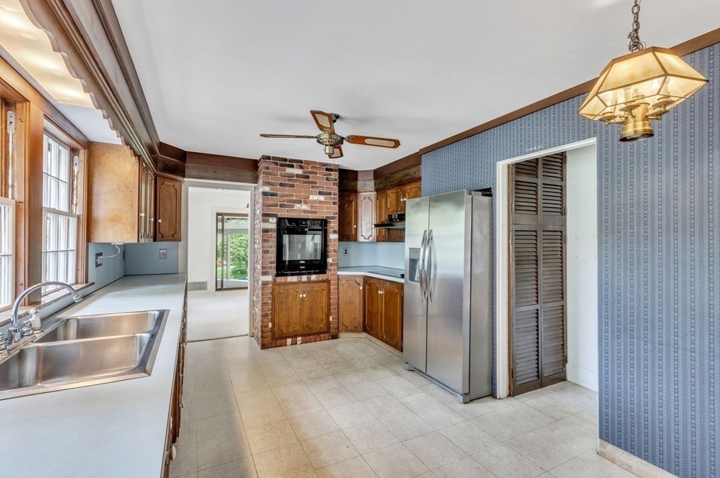 3 Cherry St, Greenfield MA 01301-1409 exterior