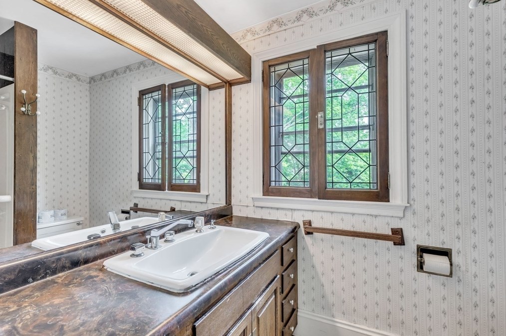 3 Cherry St, Greenfield MA 01301-1409 exterior